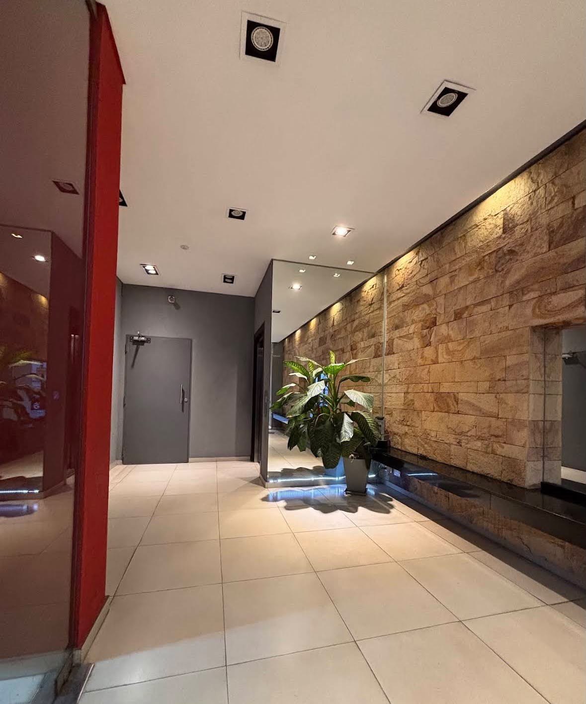 Ingreso al edificio donde se encuentra el estudio