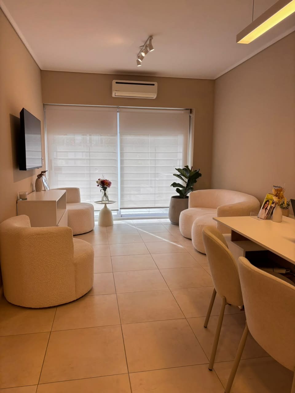 Sala de recepción luminosa del estudio